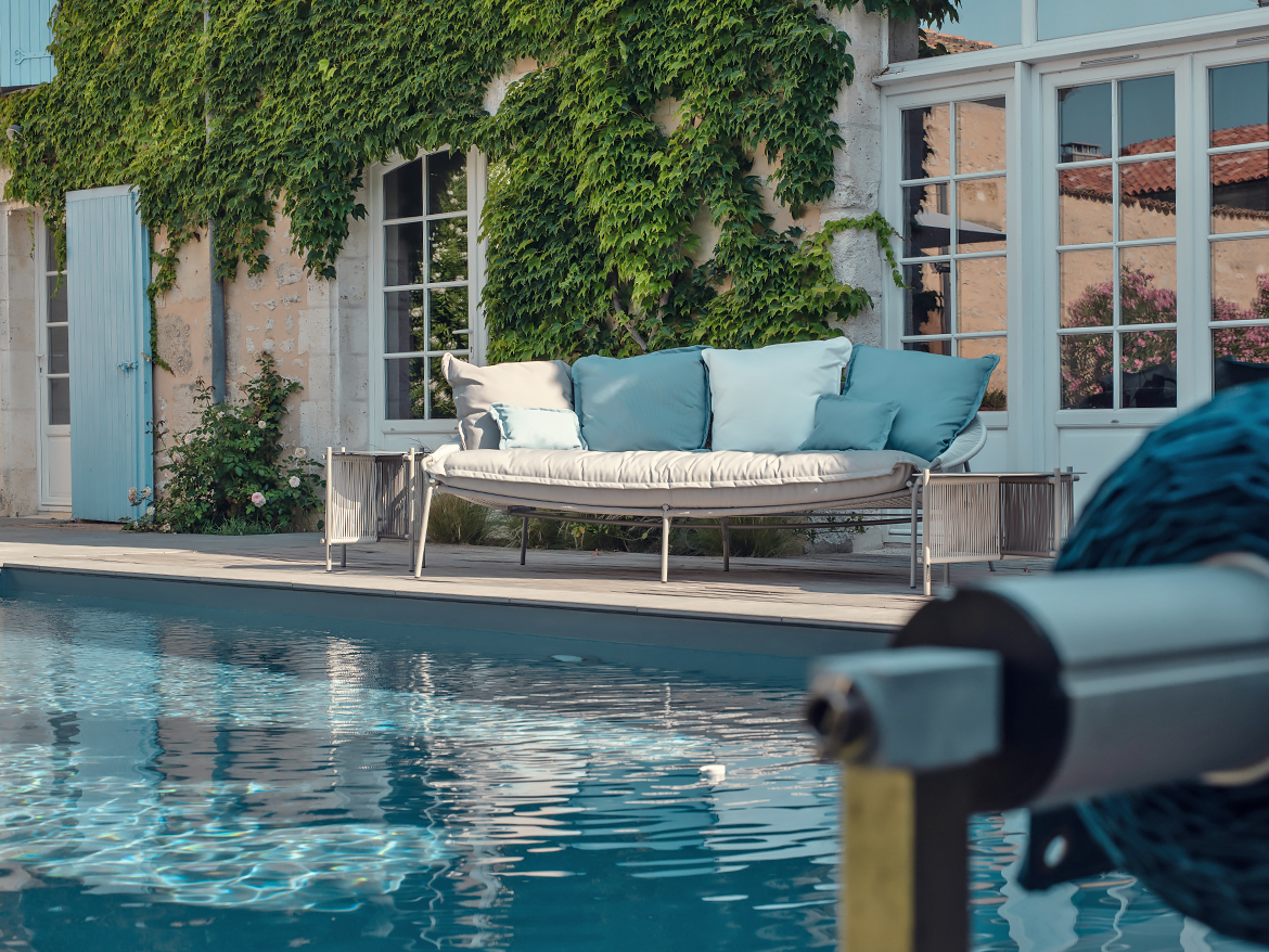 Réalisation Piscines & Concept - Piscine traditionnelle - membrane gris foncé - Terrasse bois ipe