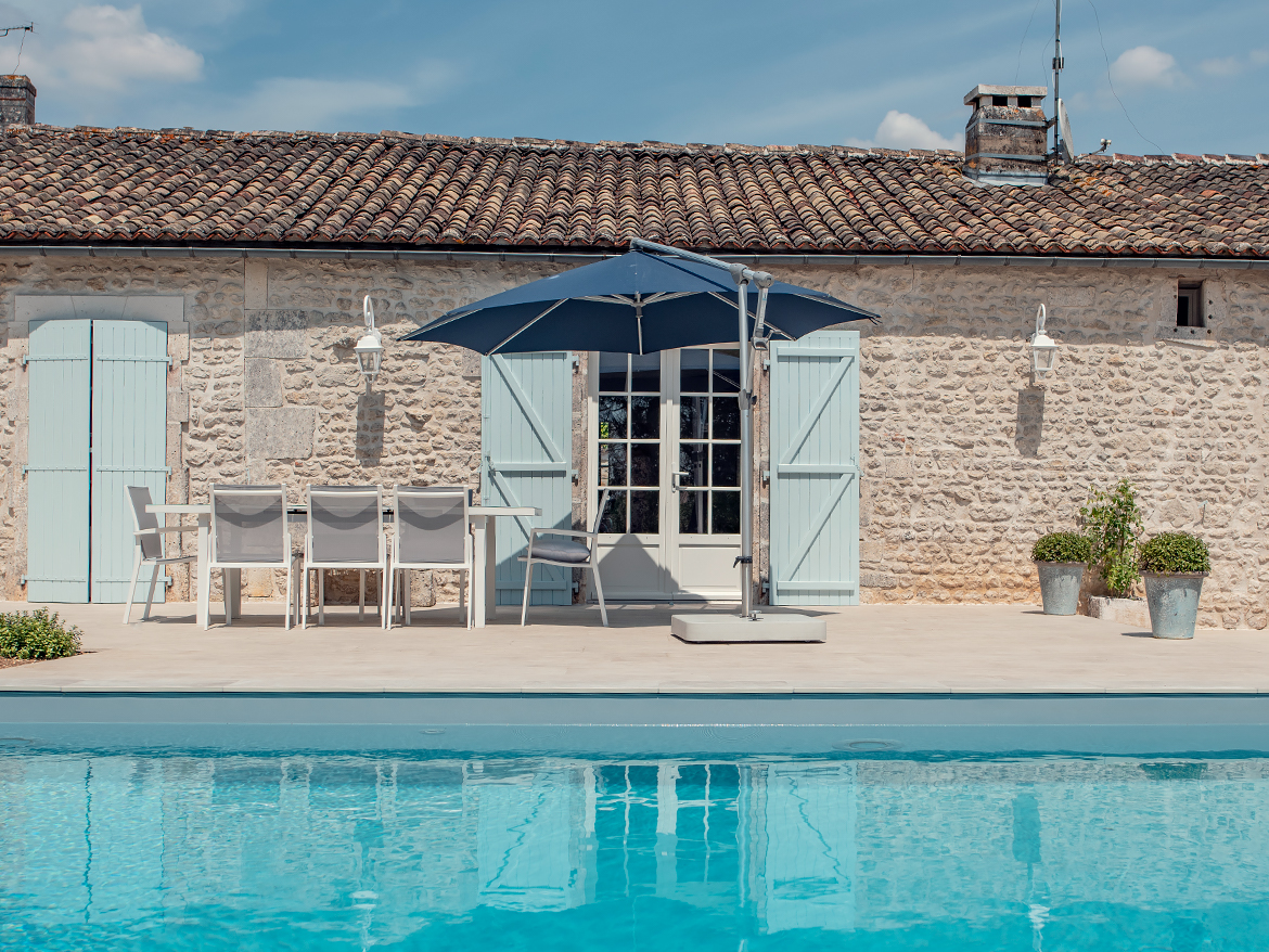 Réalisation Piscines & Concept - Piscine traditionnelle - membrane gris - dallage pierre naturelle