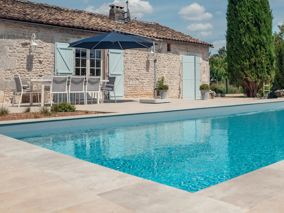 Réalisation Piscines & Concept - Piscine traditionnelle - membrane gris - dallage pierre naturelle