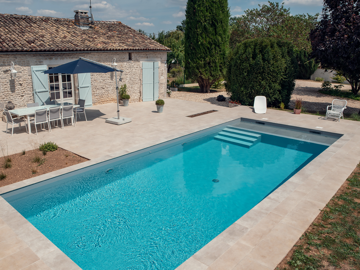 Réalisation Piscines & Concept - Piscine traditionnelle - membrane gris - escalier - volet roulant immergé