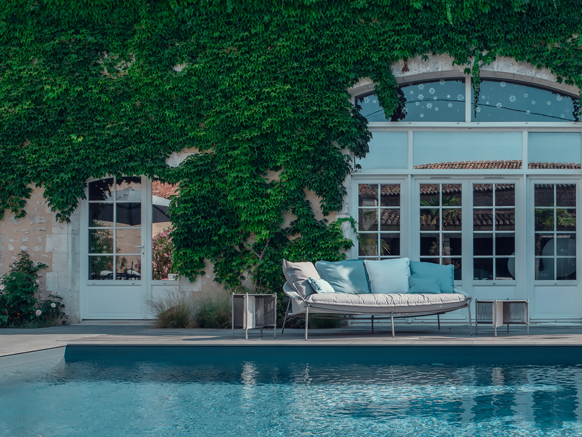 Réalisation Piscines & Concept - Piscine traditionnelle - membrane gris foncé - Terrasse bois ipe