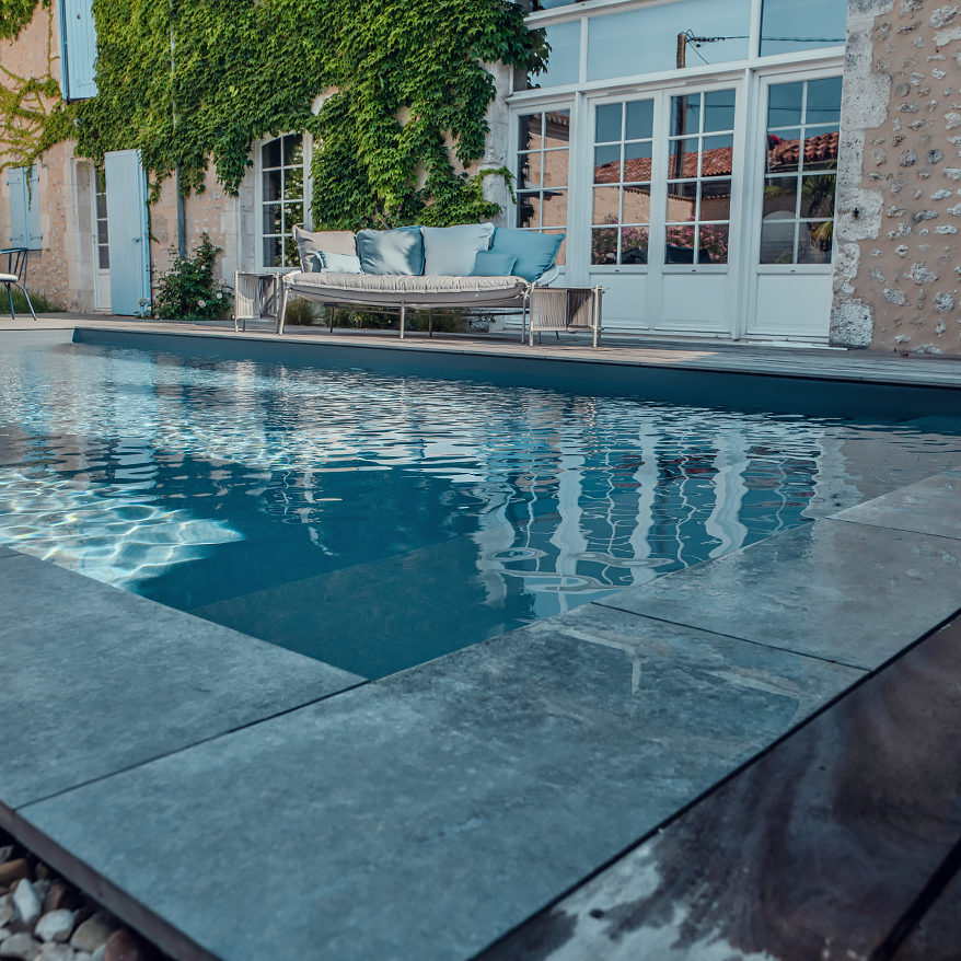 Réalisation Piscines & Concept - Piscine traditionnelle - membrane gris foncé - Terrasse bois ipe