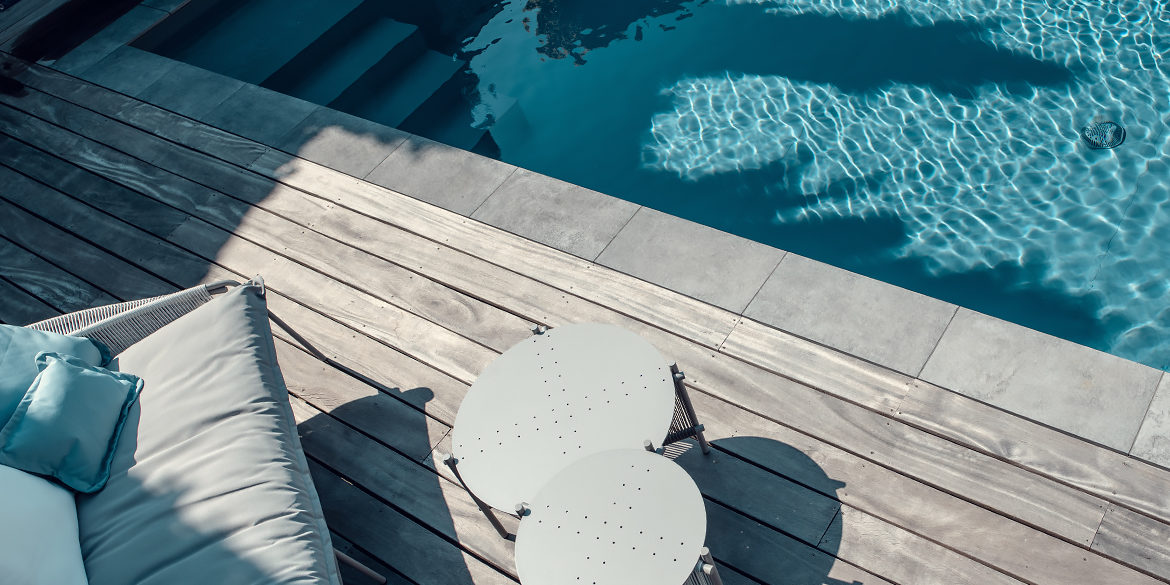 Réalisation Piscines & Concept - Piscine traditionnelle - membrane gris foncé - Terrasse bois ipe