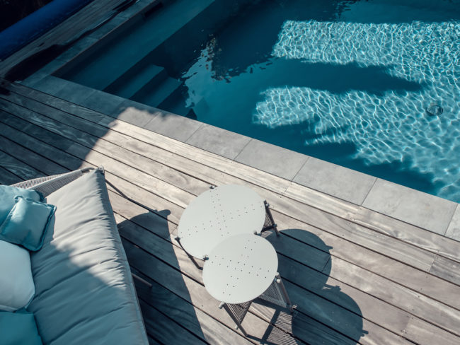 Réalisation Piscines & Concept - Piscine traditionnelle - membrane gris foncé - Terrasse bois ipe