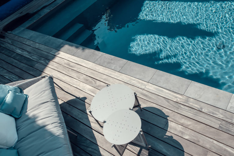 Réalisation Piscines & Concept - Piscine traditionnelle - membrane gris foncé - Terrasse bois ipe