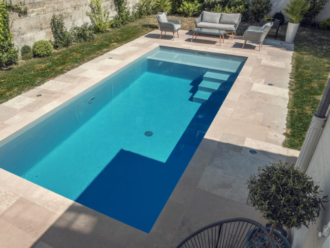 Réalisation de Piscines & Concept – Piscine traditionnelle avec volet roulant Réalisation Piscines & Concept - Piscine traditionnelle avec volet roulant