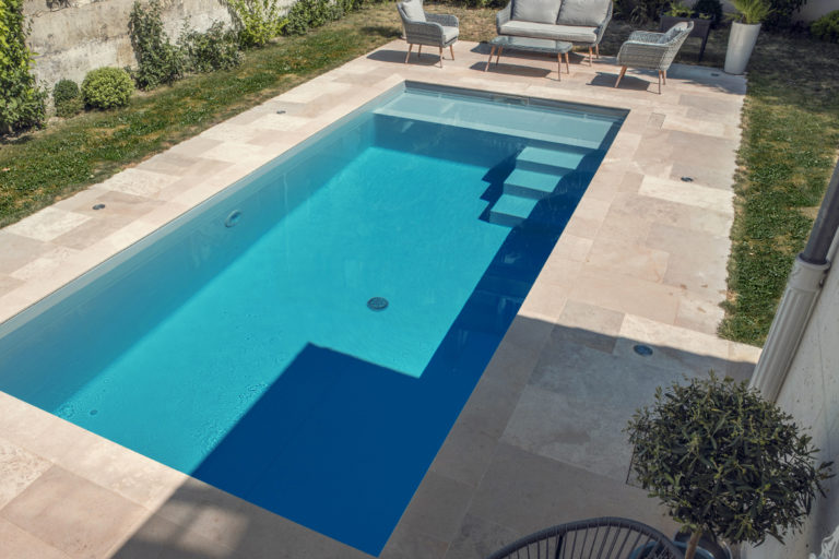 Réalisation Piscines & Concept - Piscine traditionnelle avec volet roulant