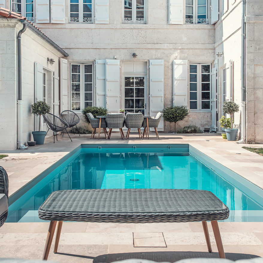 Réalisation Piscines & Concept - Piscine traditionnelle - volet roulant - membrane armée - gris