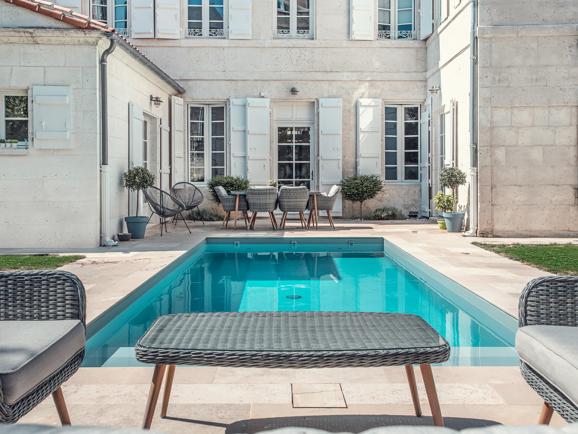 Réalisation Piscines & Concept - Piscine traditionnelle - volet roulant - membrane armée - gris