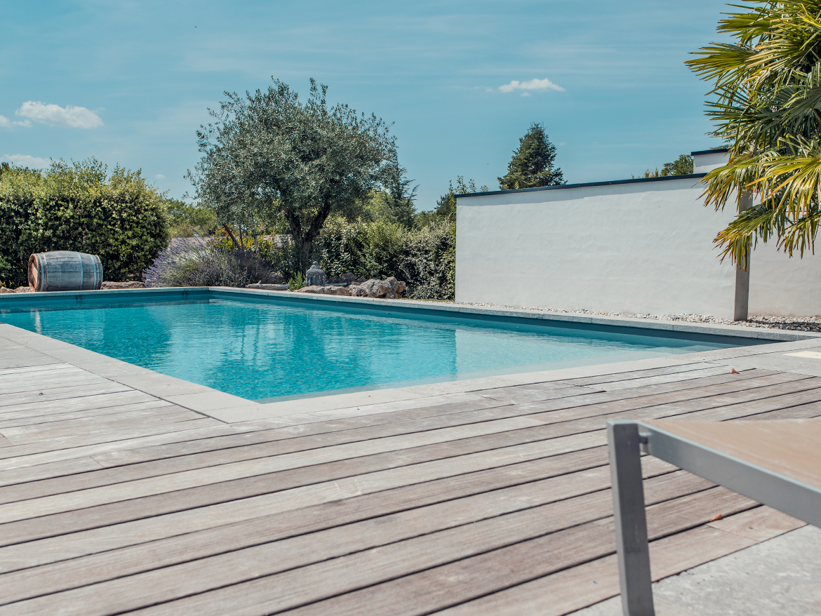 Réalisation Piscines & Concept - Piscine traditionnelle - membrane gris - margelles pierre naturelle