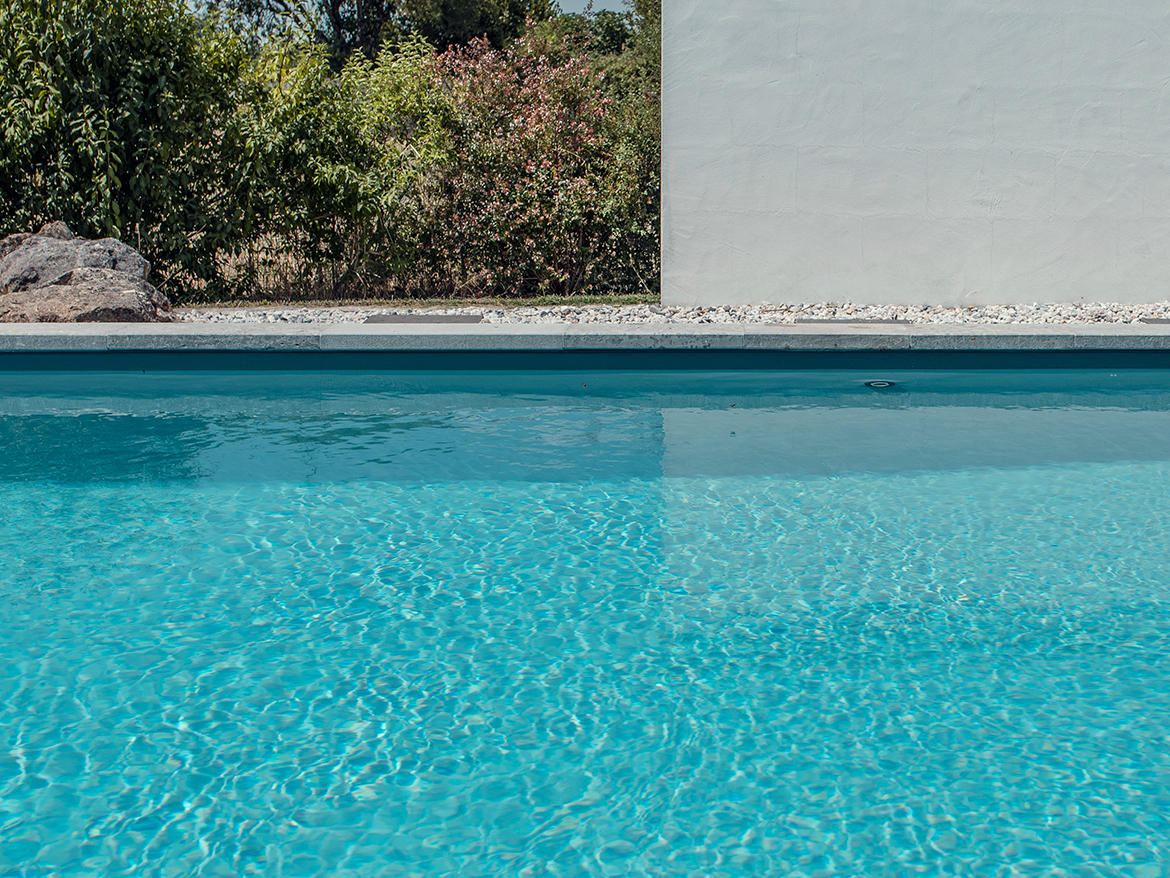 Réalisation Piscines & Concept - Piscine traditionnelle - membrane gris - margelles pierre naturelle