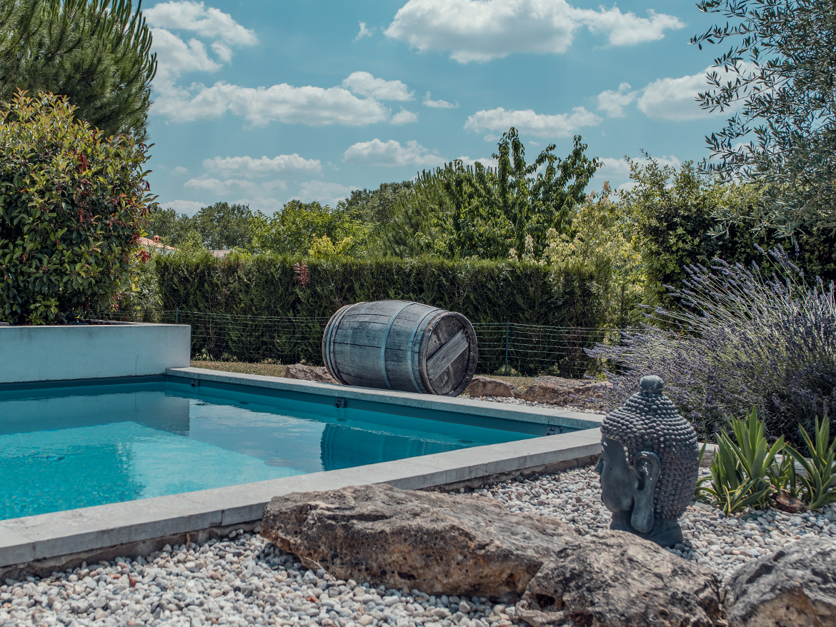 Réalisation Piscines & Concept - Piscine traditionnelle - membrane gris - margelles pierre naturelle