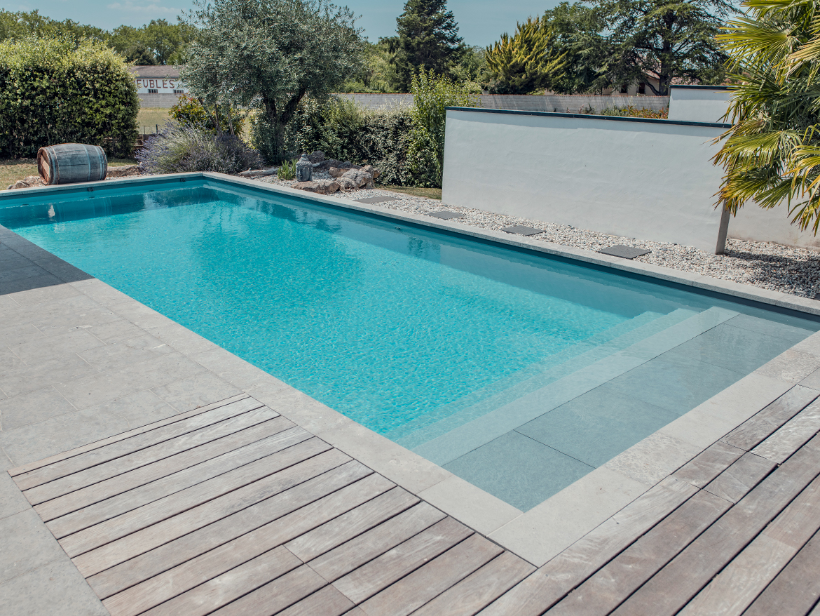 Réalisation Piscines & Concept - Piscine traditionnelle - membrane gris - Terrasse bois ipe - volet roulant immergé