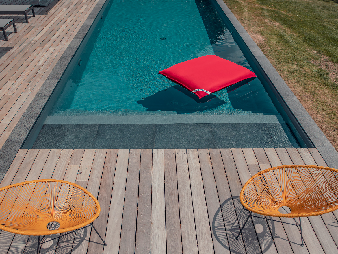 Réalisation Piscines & Concept - Piscine traditionnelle avec escalier - Terrasse bois exotique