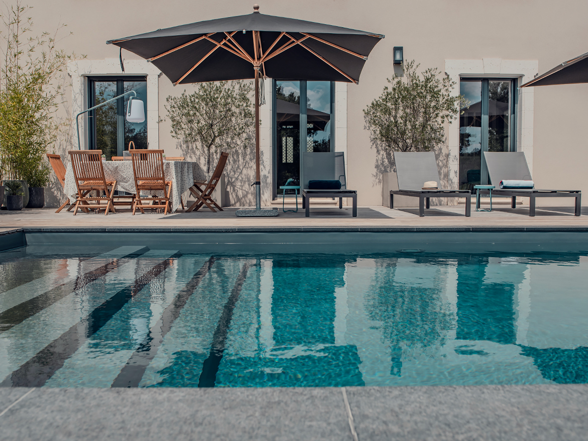 Réalisation Piscines & Concept - Piscine traditionnelle avec escalier - Margelles pierres naturelles