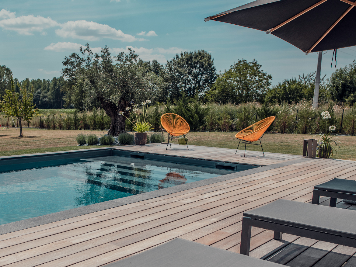 Réalisation Piscines & Concept - Piscine traditionnelle - Terrasse bois exotique