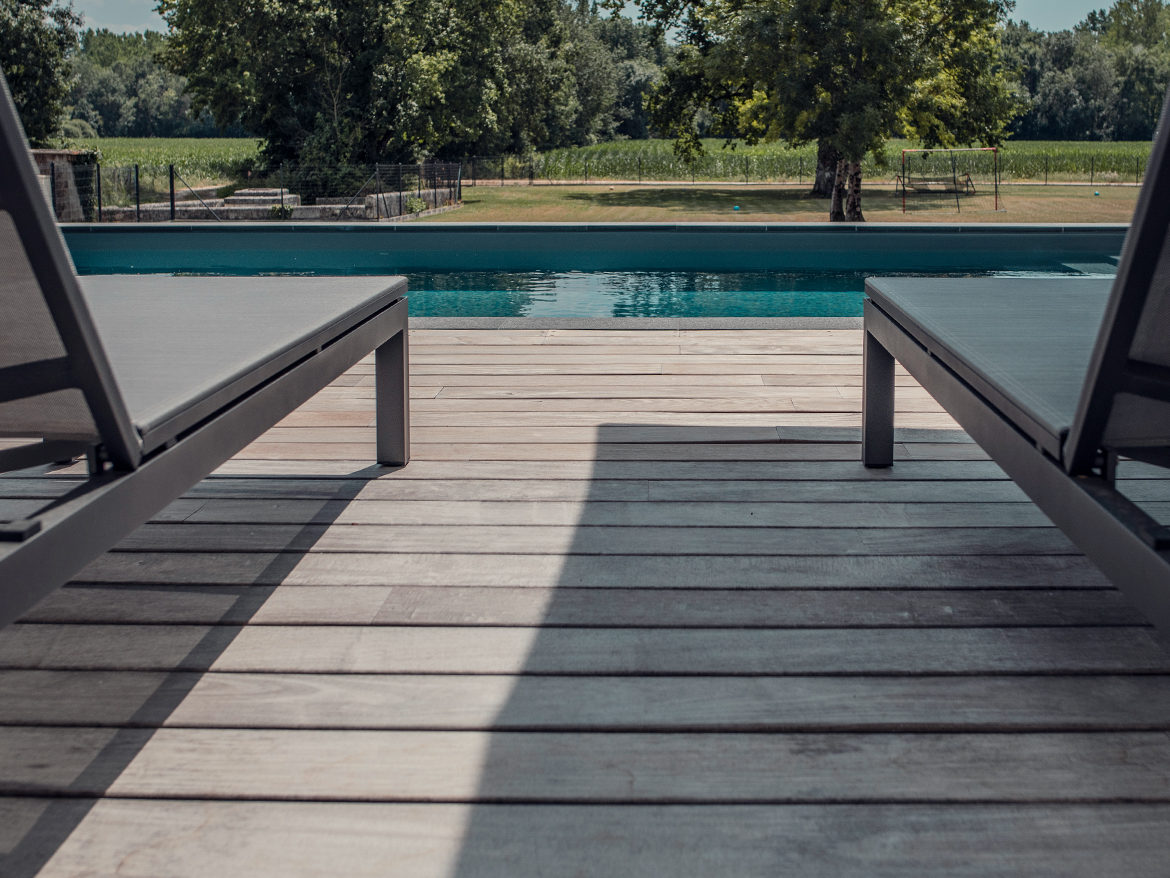 Réalisation Piscines & Concept - Piscine traditionnelle - Terrasse bois exotique