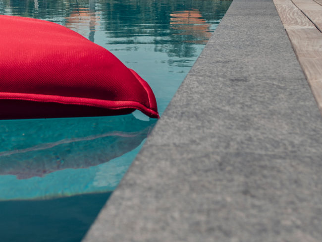 Réalisation Piscines & Concept – Piscine traditionnelle – Margelles pierres naturelles Réalisation Piscines & Concept - Piscine traditionnelle - Margelles pierres naturelles