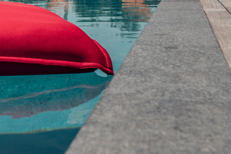 Réalisation Piscines & Concept - Piscine traditionnelle - Margelles pierres naturelles