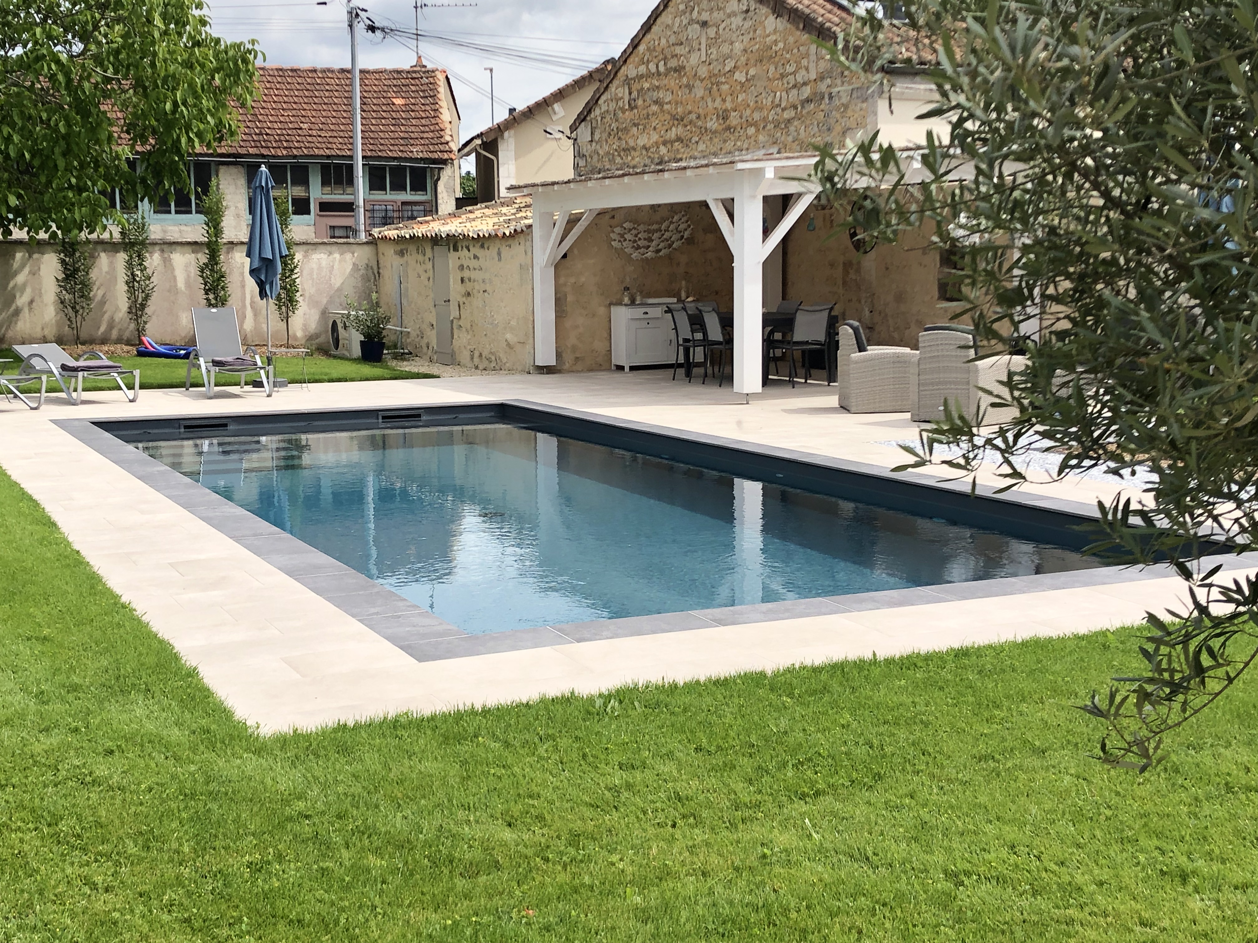 Réalisation Piscines & Concept - Piscine traditionnelle - membrane gris foncé