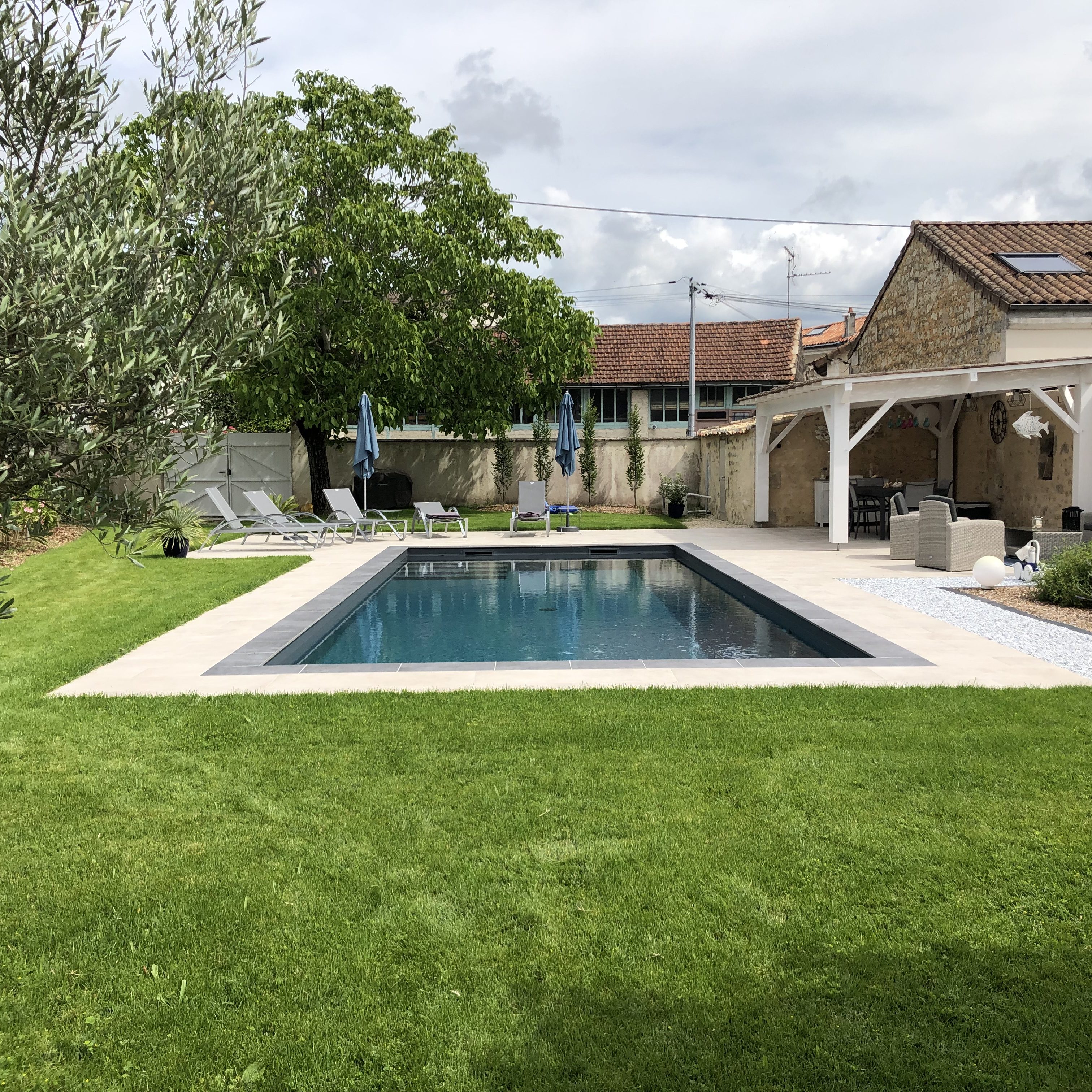 Réalisation Piscines & Concept - Piscine traditionnelle - membrane gris foncé