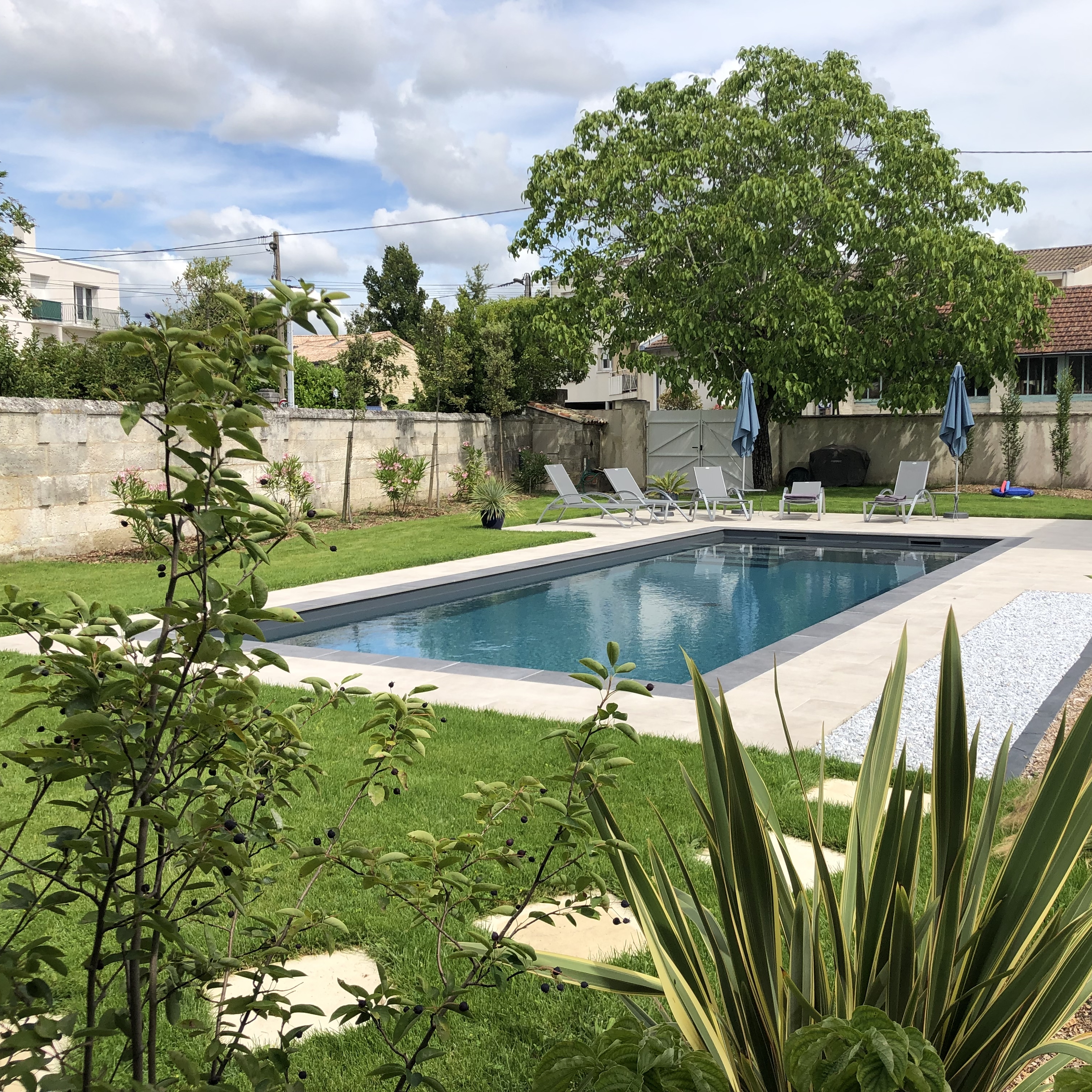 Réalisation Piscines & Concept - Piscine traditionnelle - membrane gris foncé