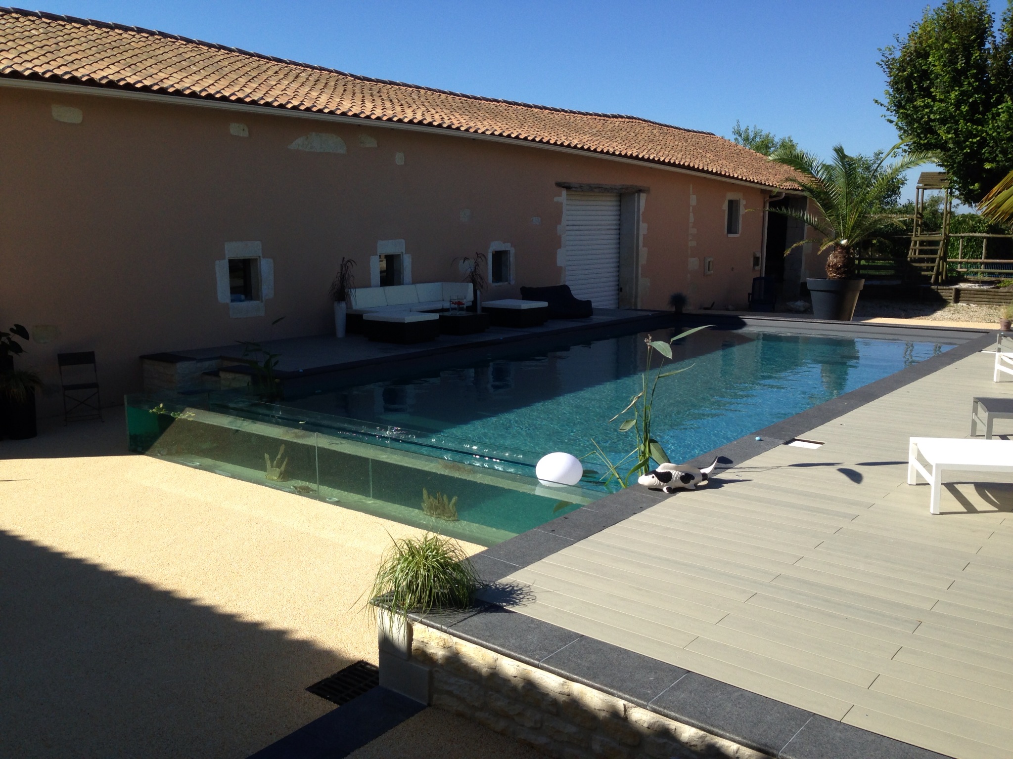 Réalisation Piscines & Concept - Piscine traditionnelle - Paroi en verre - Volet immergé