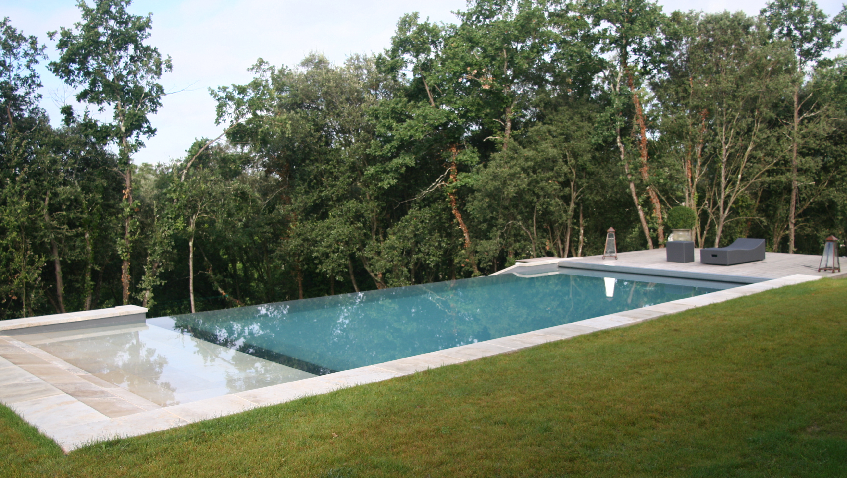 Réalisation Piscines & Concept - Piscine traditionnelle - Piscine à débordement - Plage immergée