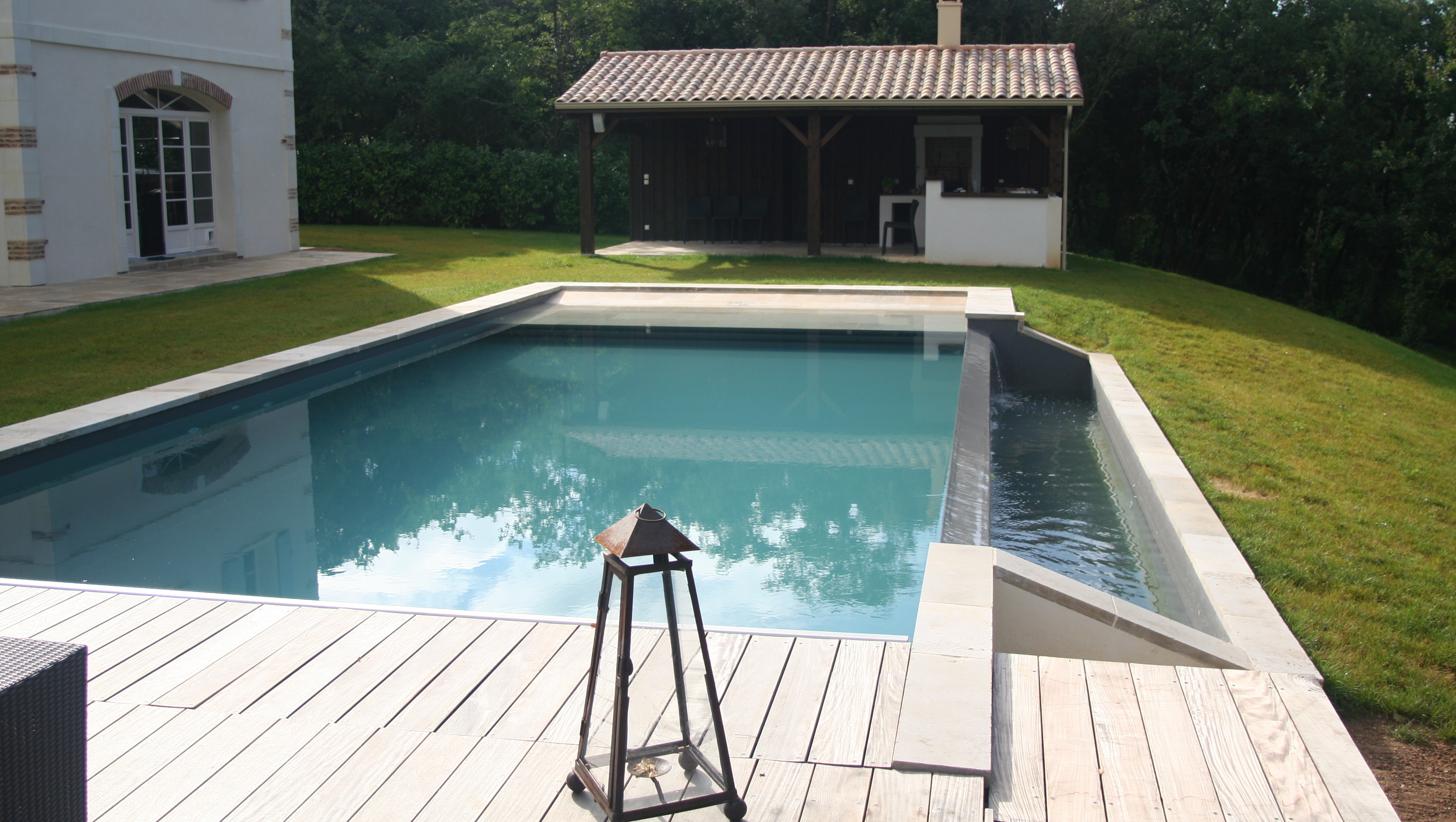 Réalisation Piscines & Concept - Piscine traditionnelle - Piscine à débordement - Plage immergée