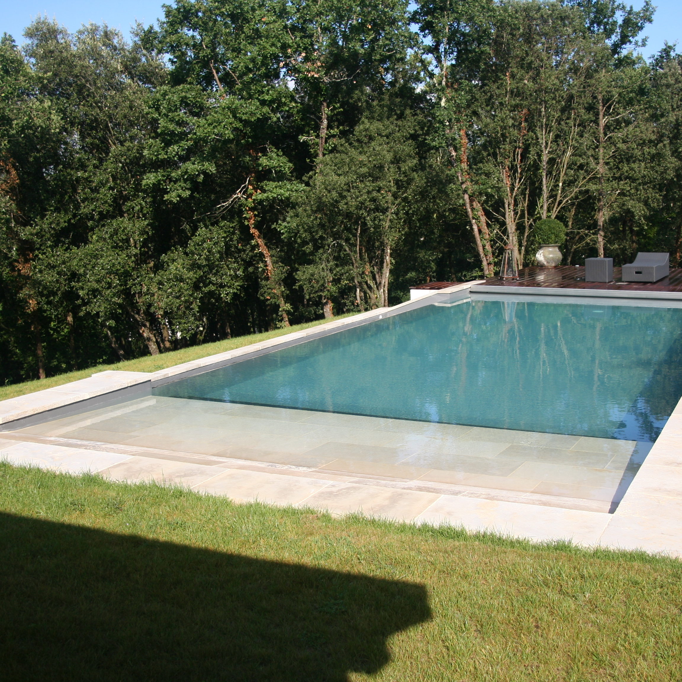Réalisation Piscines & Concept - Piscine traditionnelle - Piscine à débordement - Plage immergée