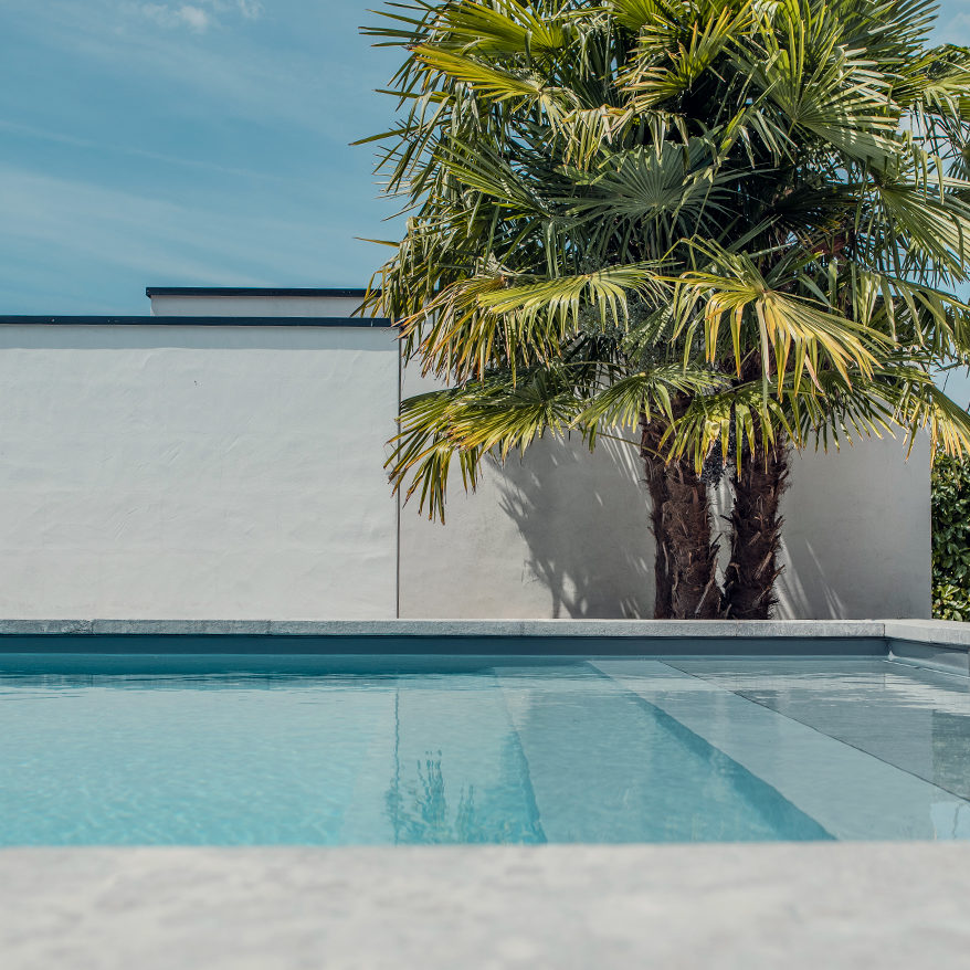 Réalisation Piscines & Concept - Piscine traditionnelle - membrane gris foncé