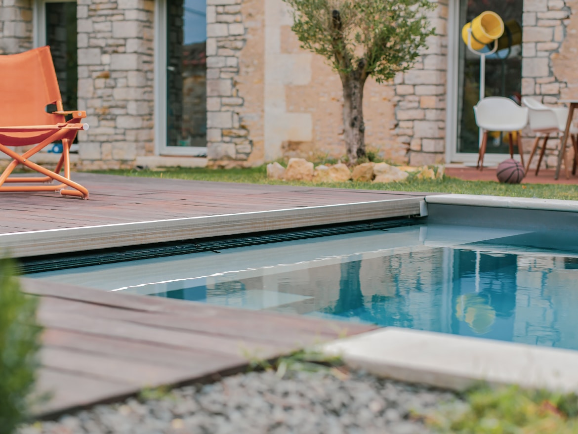 Réalisation Piscines & Concept - Piscine traditionnelle -membrane armée - Volet immergé