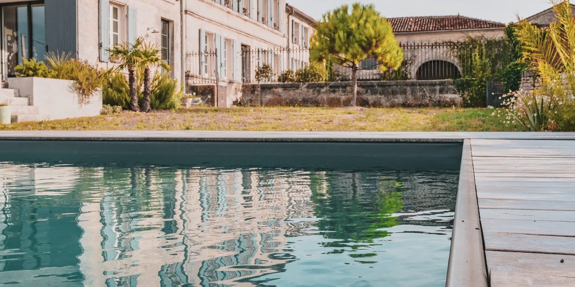 Maumont Réalisation Piscines & Concept - Piscine traditionnelle -membrane armée - Volet immergé