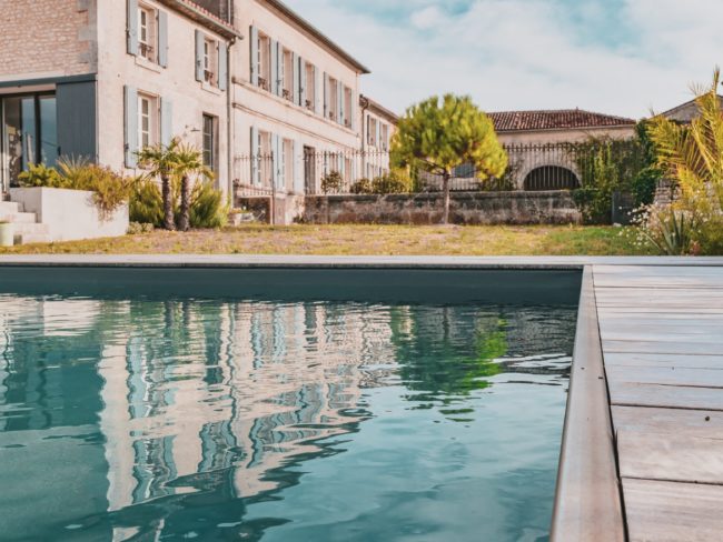 Maumont Réalisation Piscines & Concept - Piscine traditionnelle -membrane armée - Volet immergé