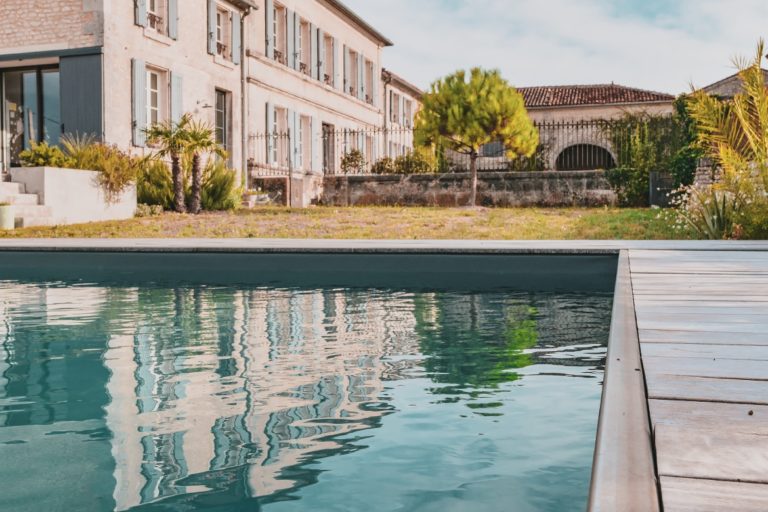Réalisation Piscines & Concept - Piscine traditionnelle -membrane armée - Volet immergé