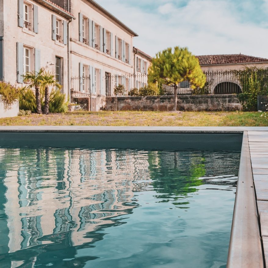 Réalisation Piscines & Concept - Piscine traditionnelle -membrane armée - Volet immergé