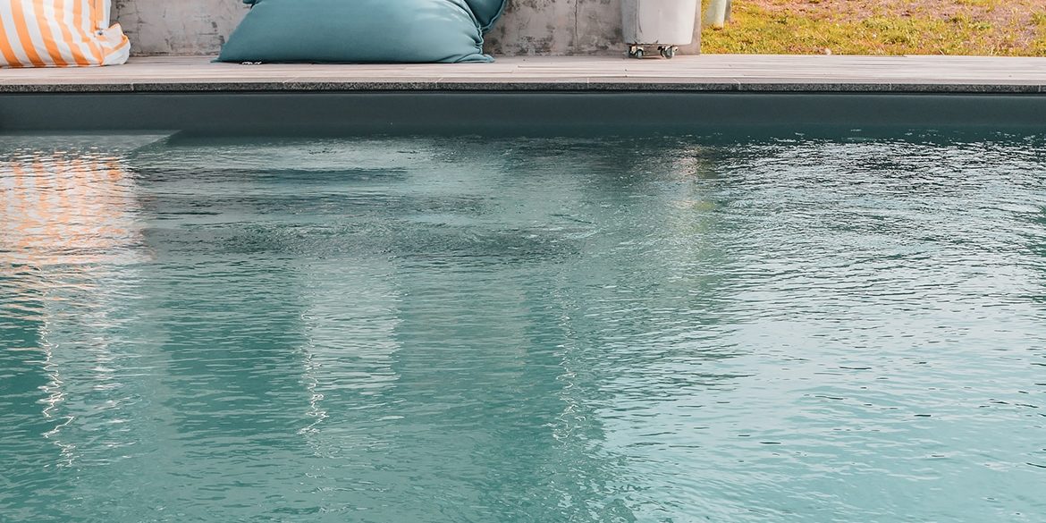 Maumont Réalisation Piscines & Concept - Piscine traditionnelle -membrane armée - Volet immergé