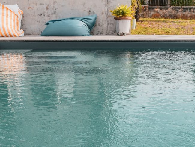 Maumont Réalisation Piscines & Concept - Piscine traditionnelle -membrane armée - Volet immergé