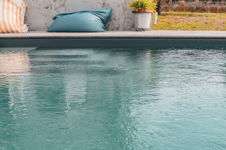 Réalisation Piscines & Concept - Piscine traditionnelle -membrane armée - Volet immergé