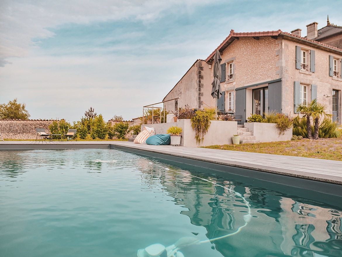 Réalisation Piscines & Concept - Piscine traditionnelle -membrane armée - Volet immergé