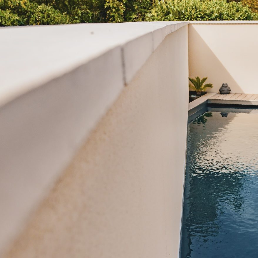 Réalisation Piscines & Concept - Piscine traditionnelle - limite propriété - Volet immergé