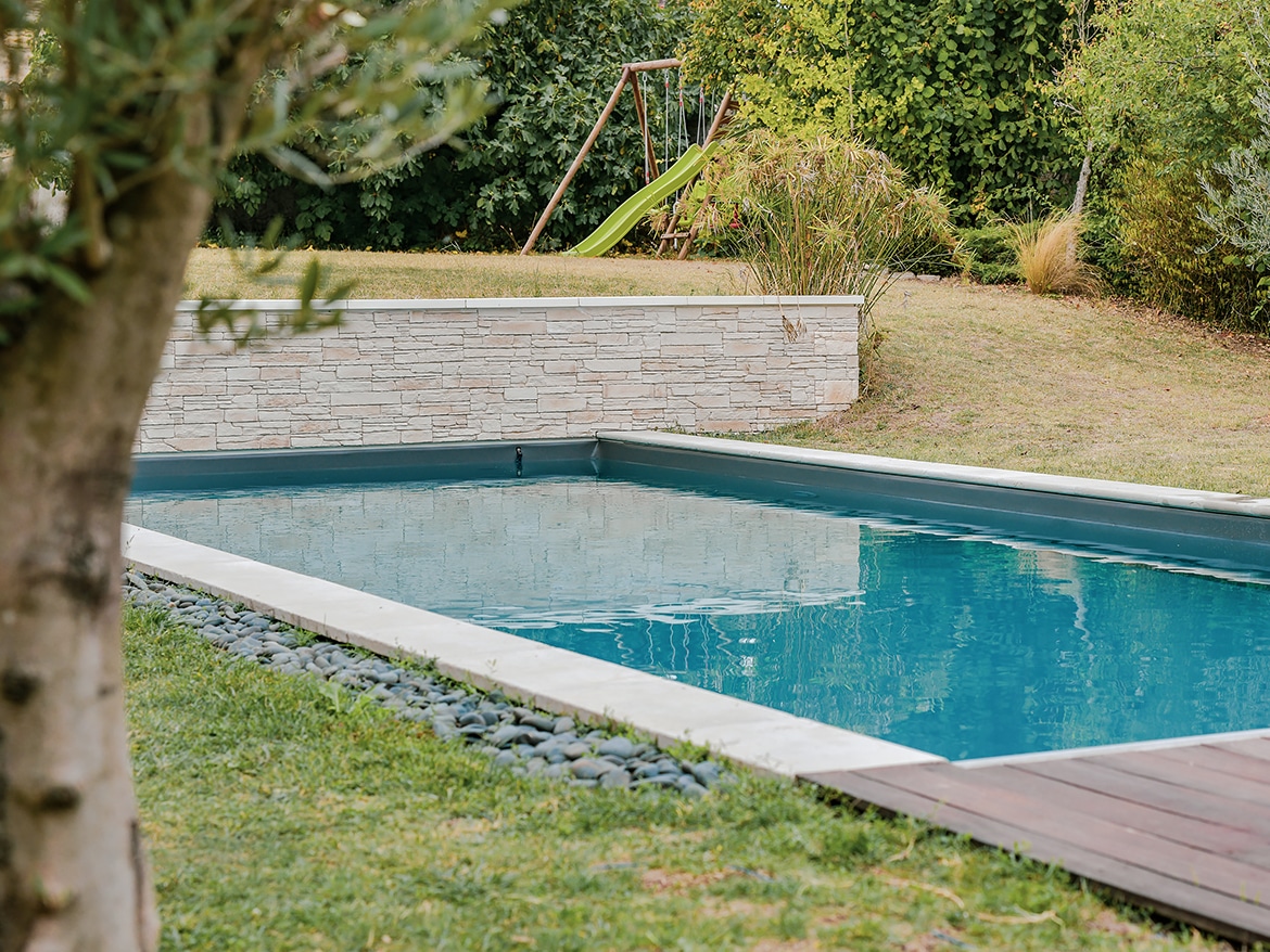 Réalisation Piscines & Concept - Piscine traditionnelle -membrane armée - Volet immergé