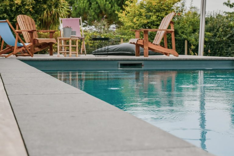 Réalisation Piscines & Concept - Piscine traditionnelle -membrane armée - Volet immergé