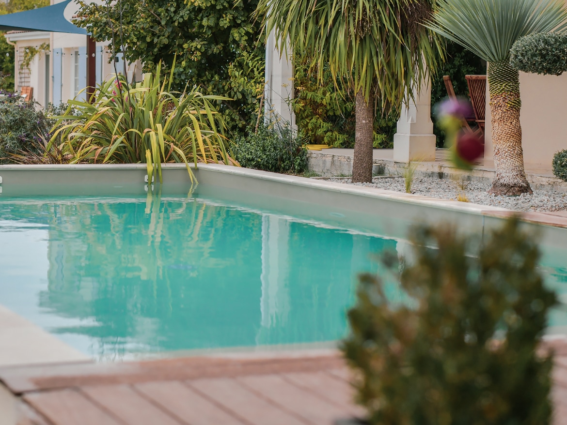 Réalisation Piscines & Concept - Piscine traditionnelle -membrane armée - Volet immergé